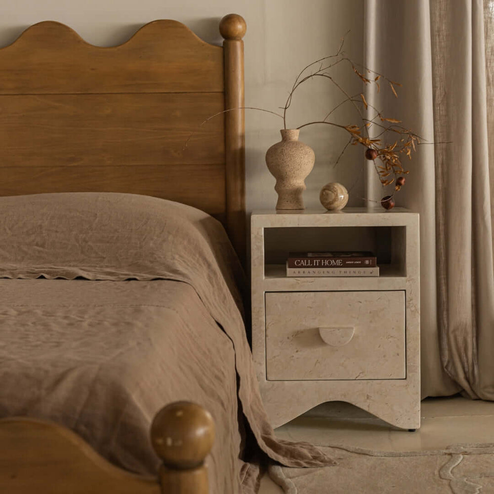 SABLE SIDE TABLE | NATURAL WHITE STONE ~ EN GOLD