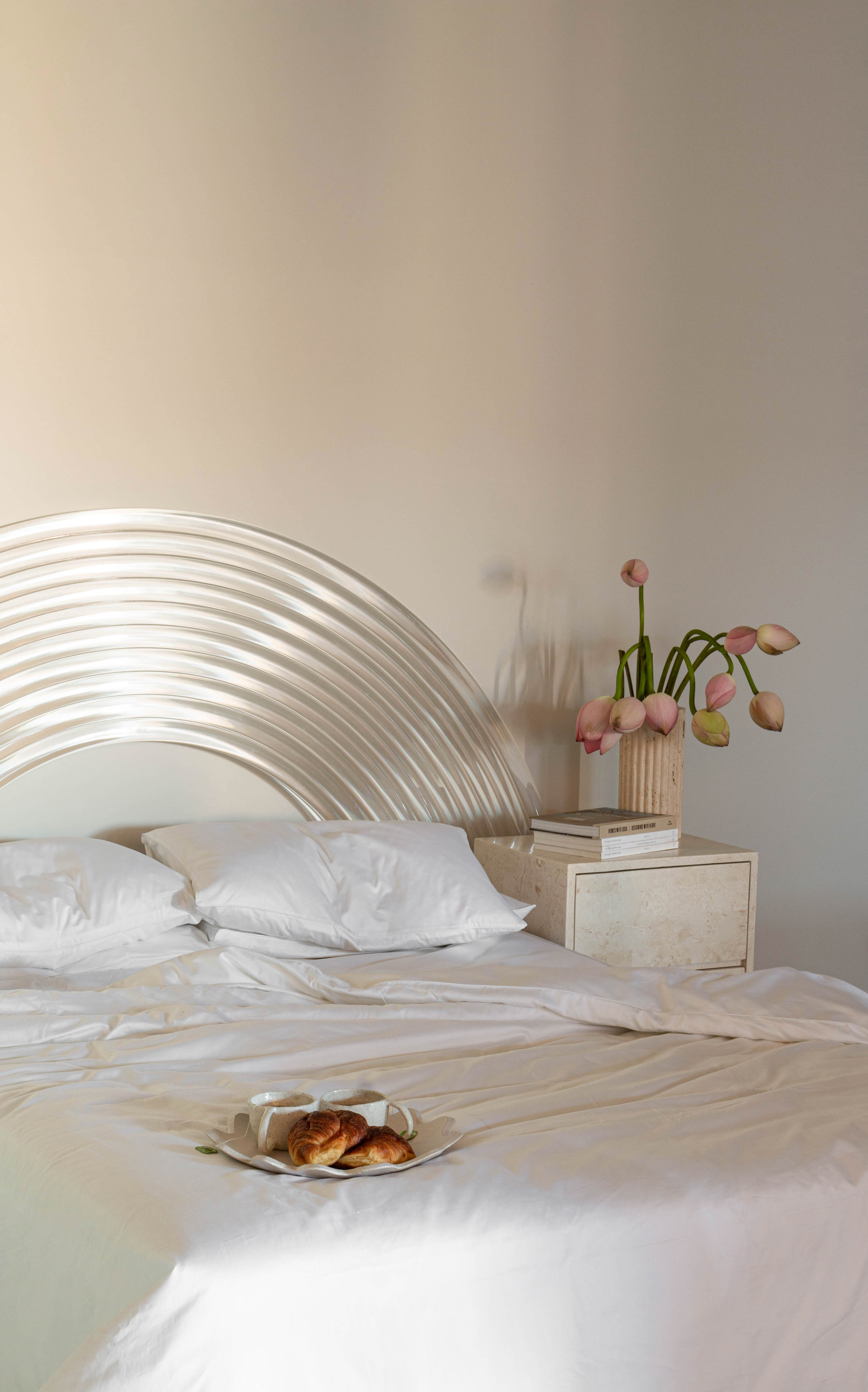 MIRO BEDSIDE TABLE ⁓ EN GOLD