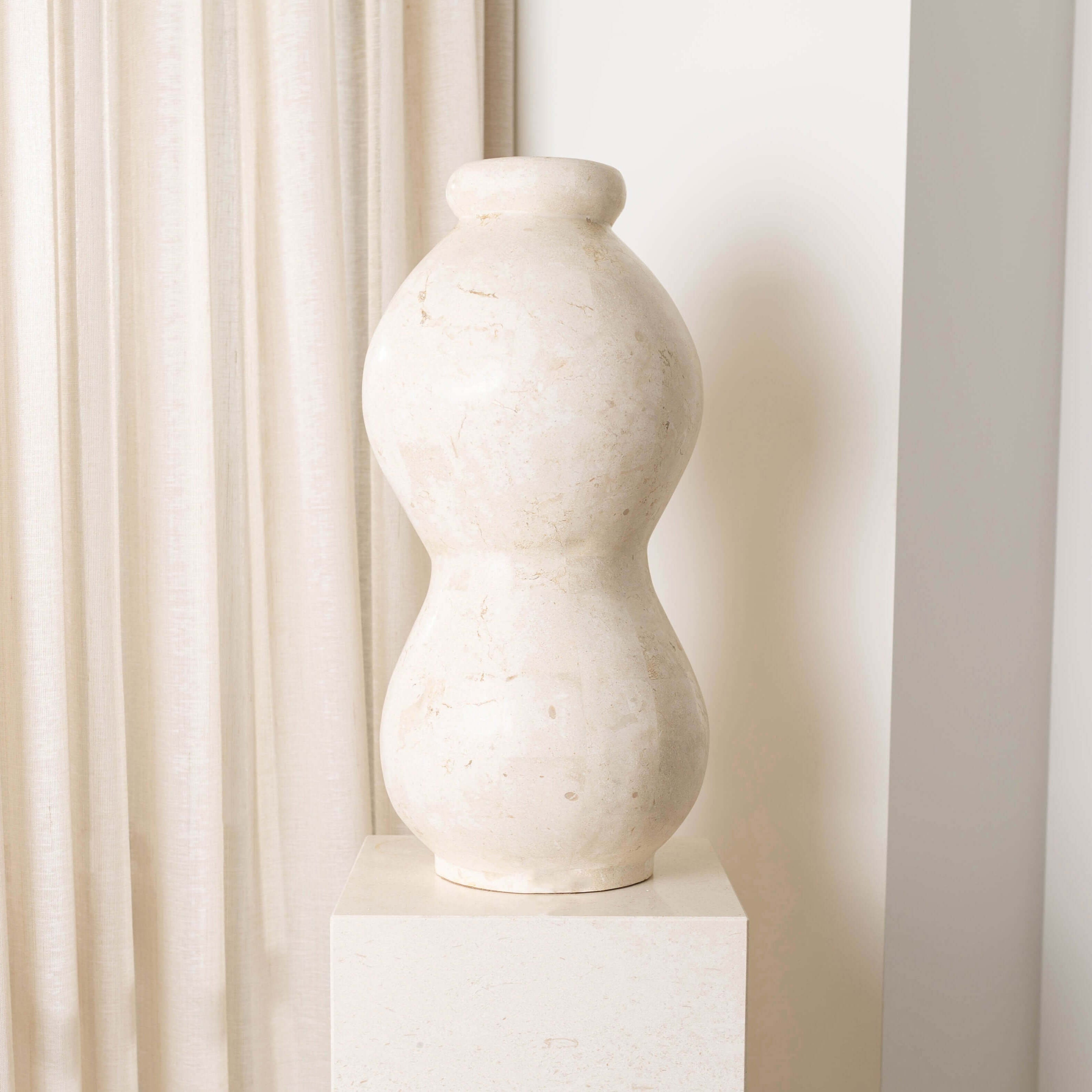 DANA VASE, NATURAL WHITE ~ EN GOLD