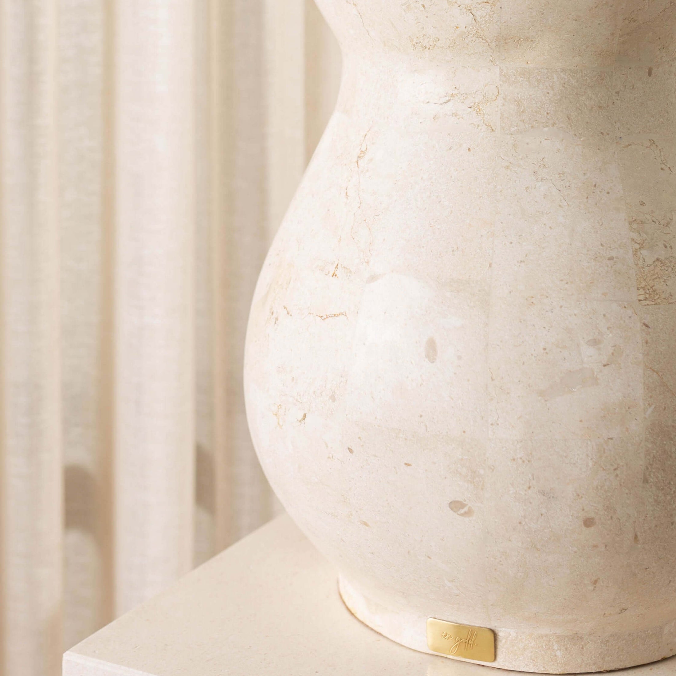 DANA VASE, NATURAL WHITE ~ EN GOLD