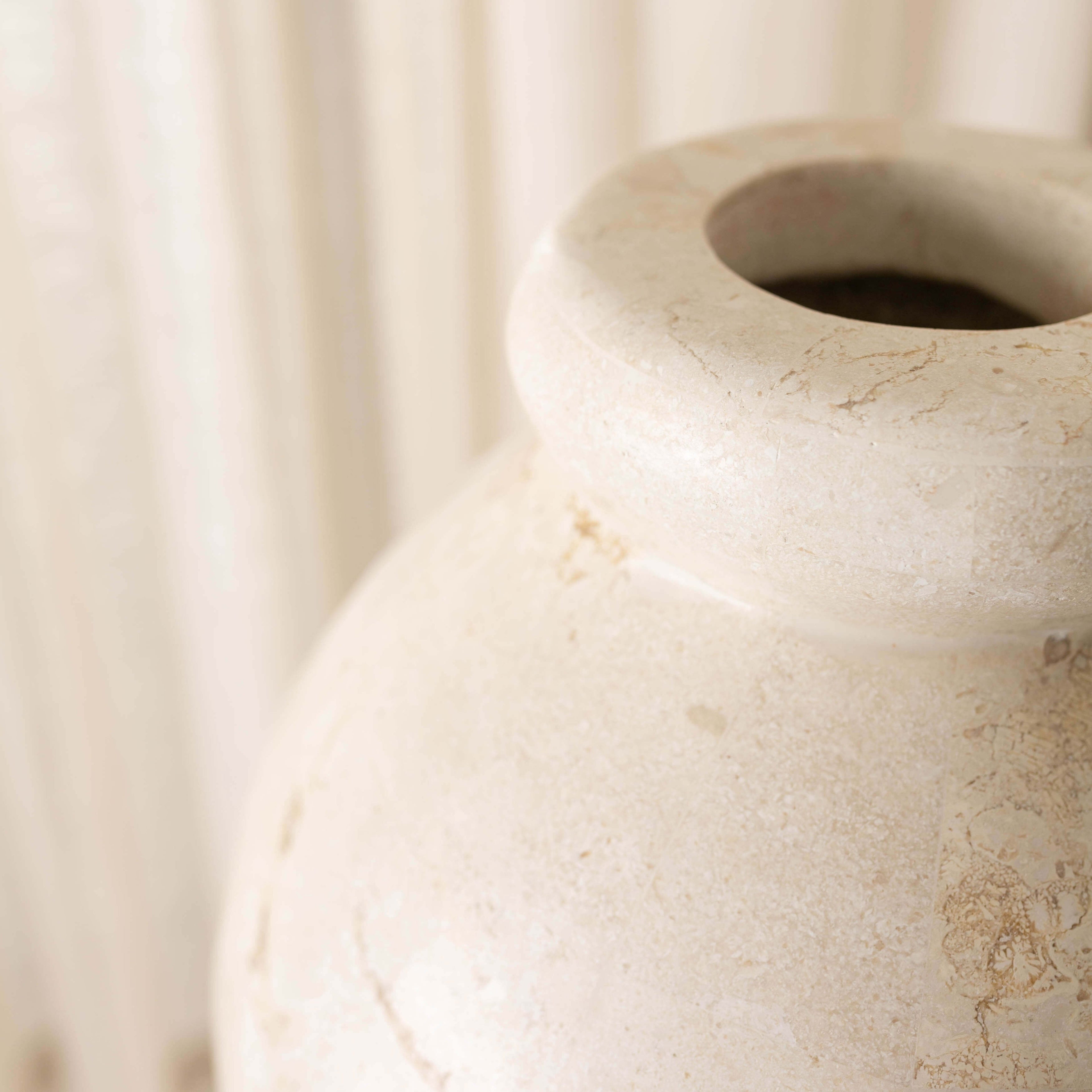 DANA VASE, NATURAL WHITE ~ EN GOLD