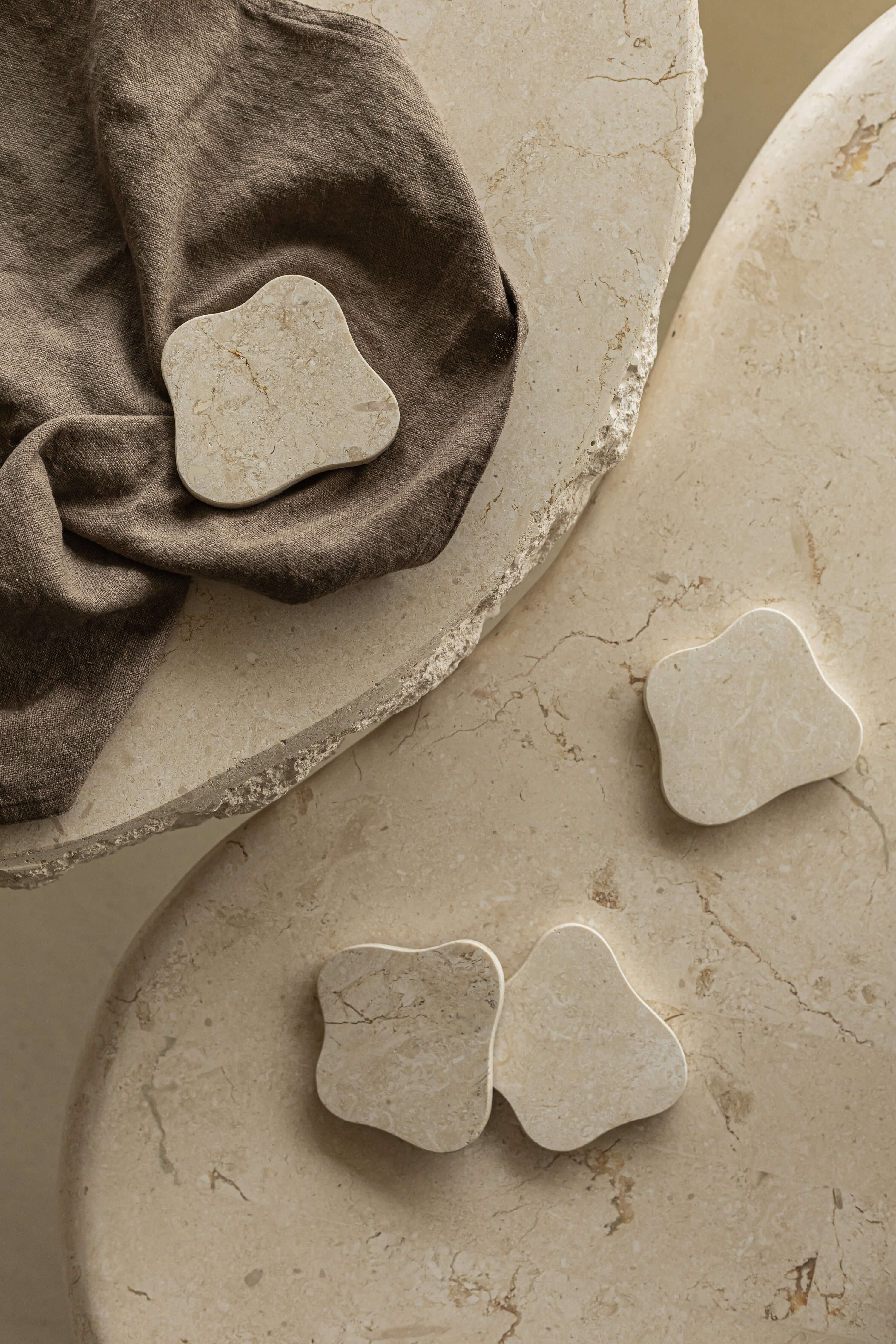 NATURAL WHITE STONE COASTERS - SET OF 4 ~ EN GOLD