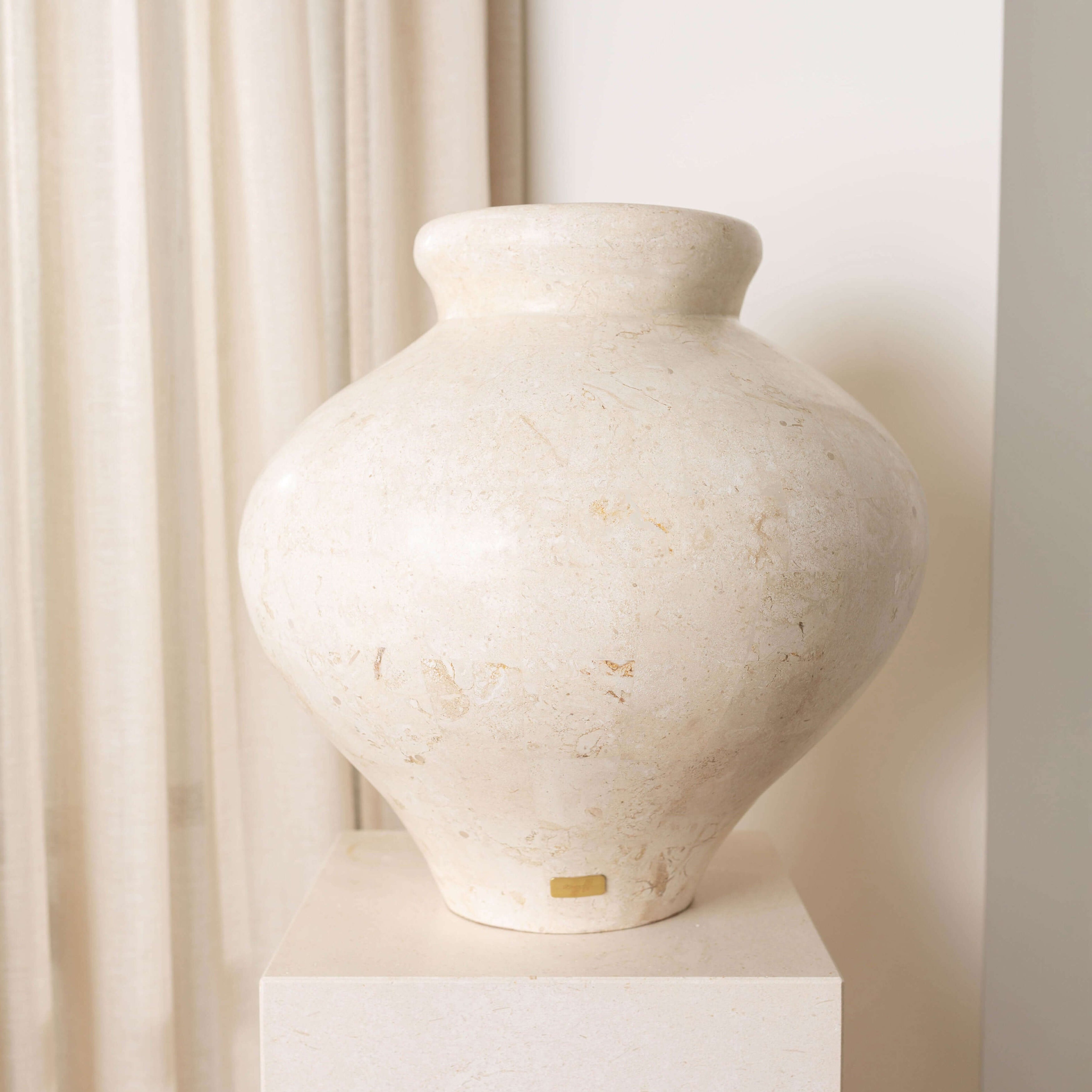 LAGUNA VASE, NATURAL WHITE LARGE ~ EN GOLD