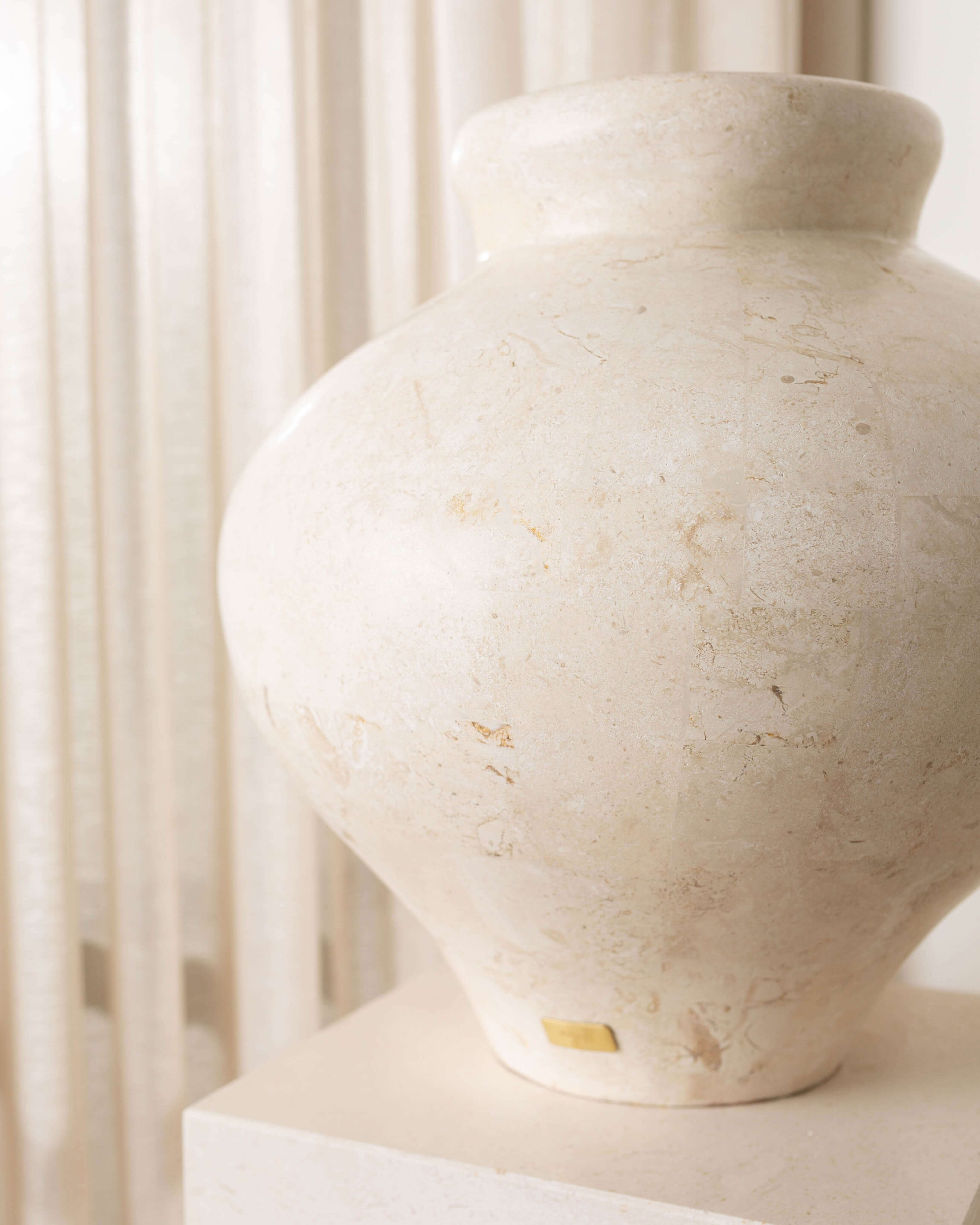 LAGUNA VASE, NATURAL WHITE LARGE ~ EN GOLD