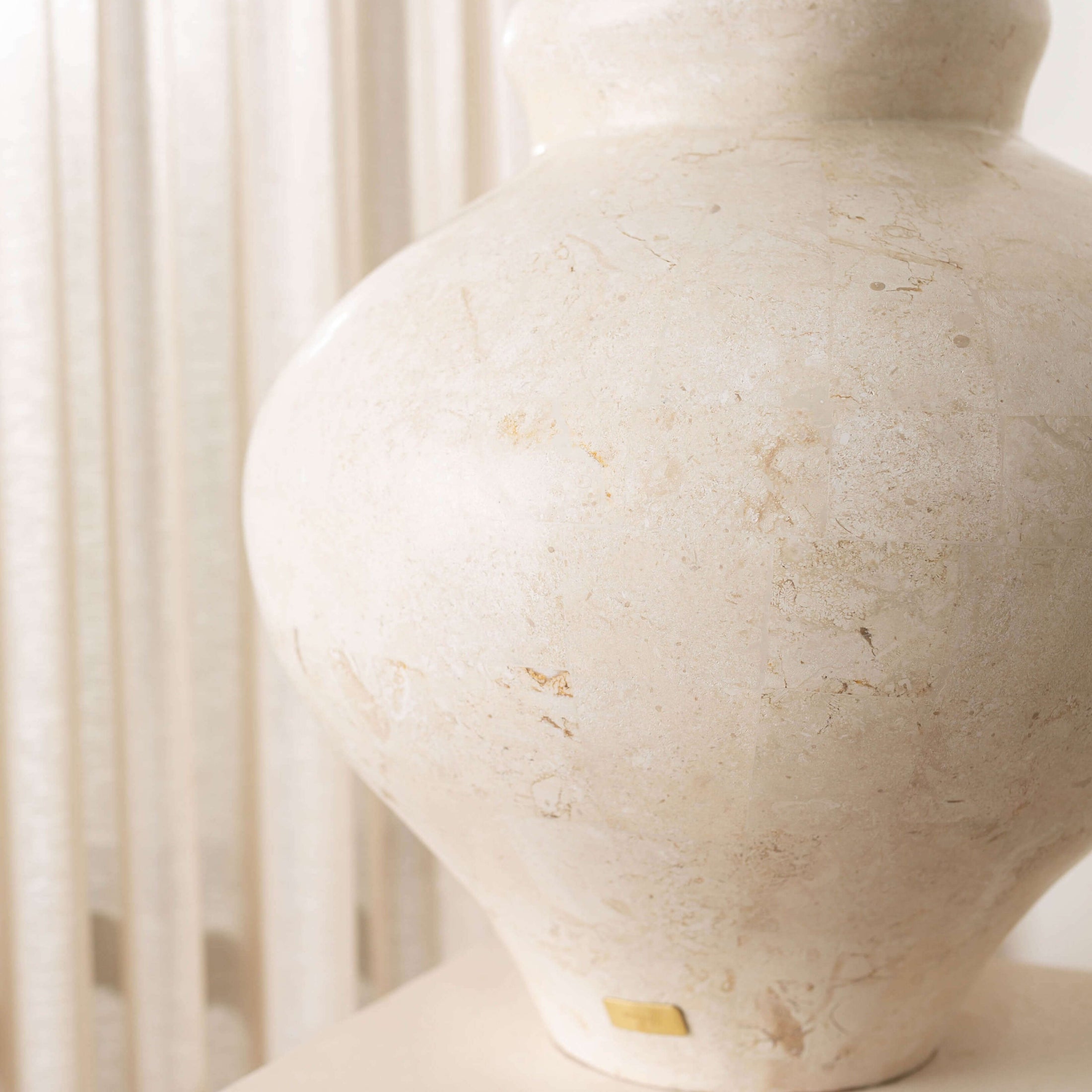 LAGUNA VASE, NATURAL WHITE LARGE ~ EN GOLD