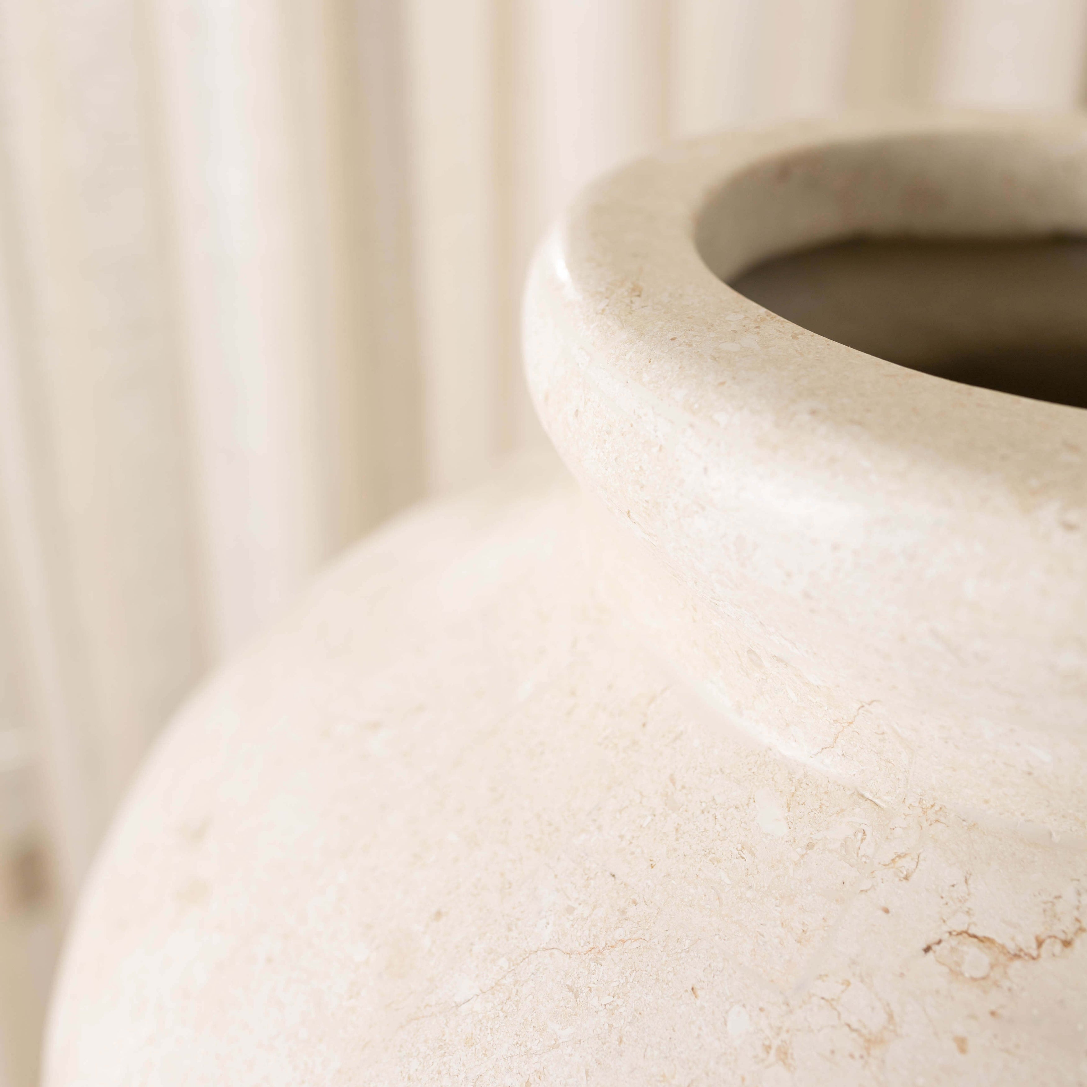 LAGUNA VASE, NATURAL WHITE LARGE ~ EN GOLD