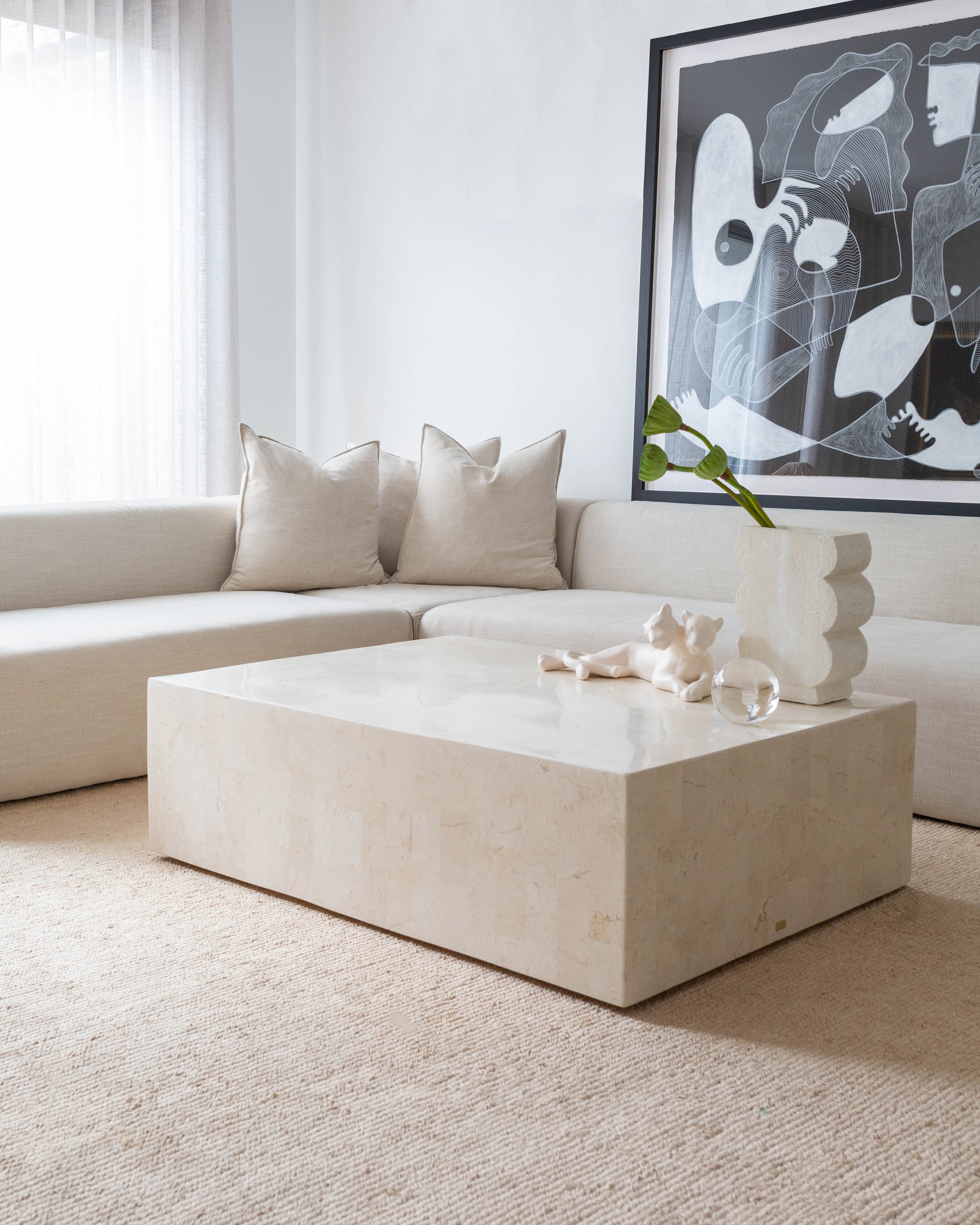 MALA COFFEE TABLE - NATURAL WHITE STONE ~ EN GOLD