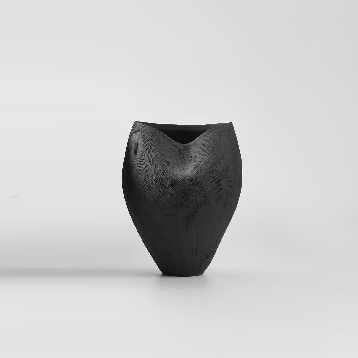 MOULE VASE EBONY ~ MEDIUM