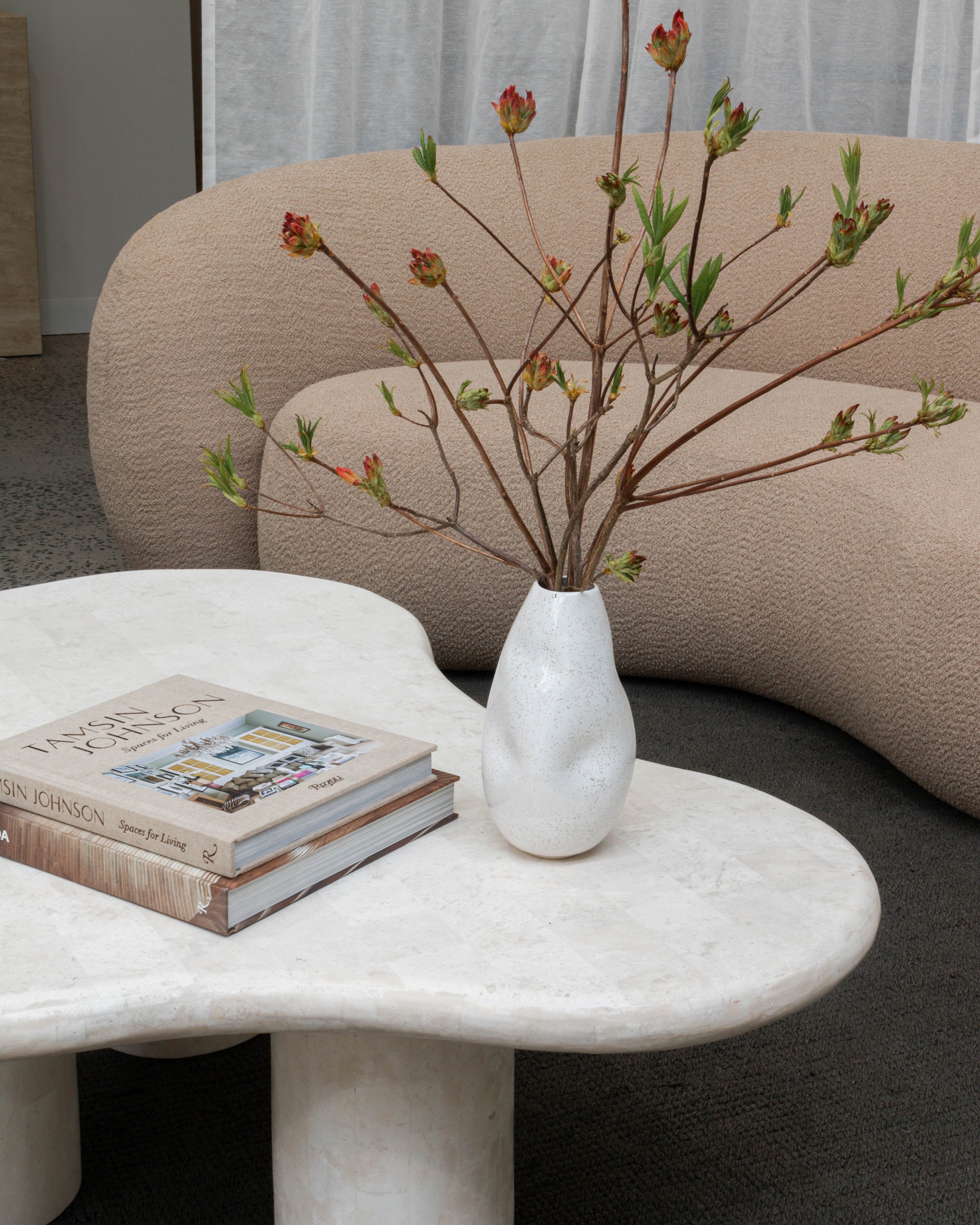 PARADIS COFFEE TABLE - NATURAL WHITE FOSSILSTONE ⁓ EN GOLD