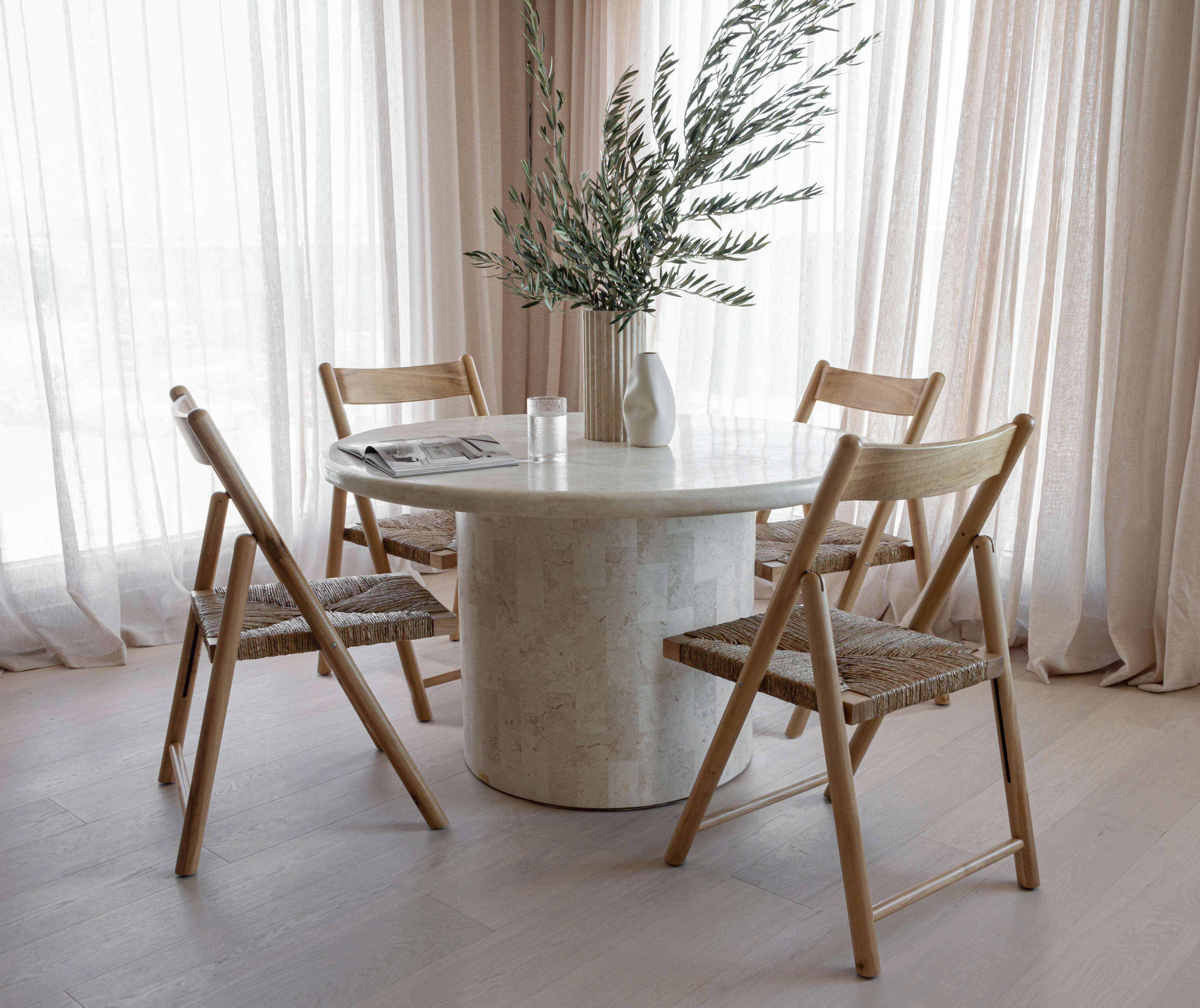 PARADIS ROUND DINING TABLE | NATURAL WHITE FOSSIL ⁓ EN GOLD