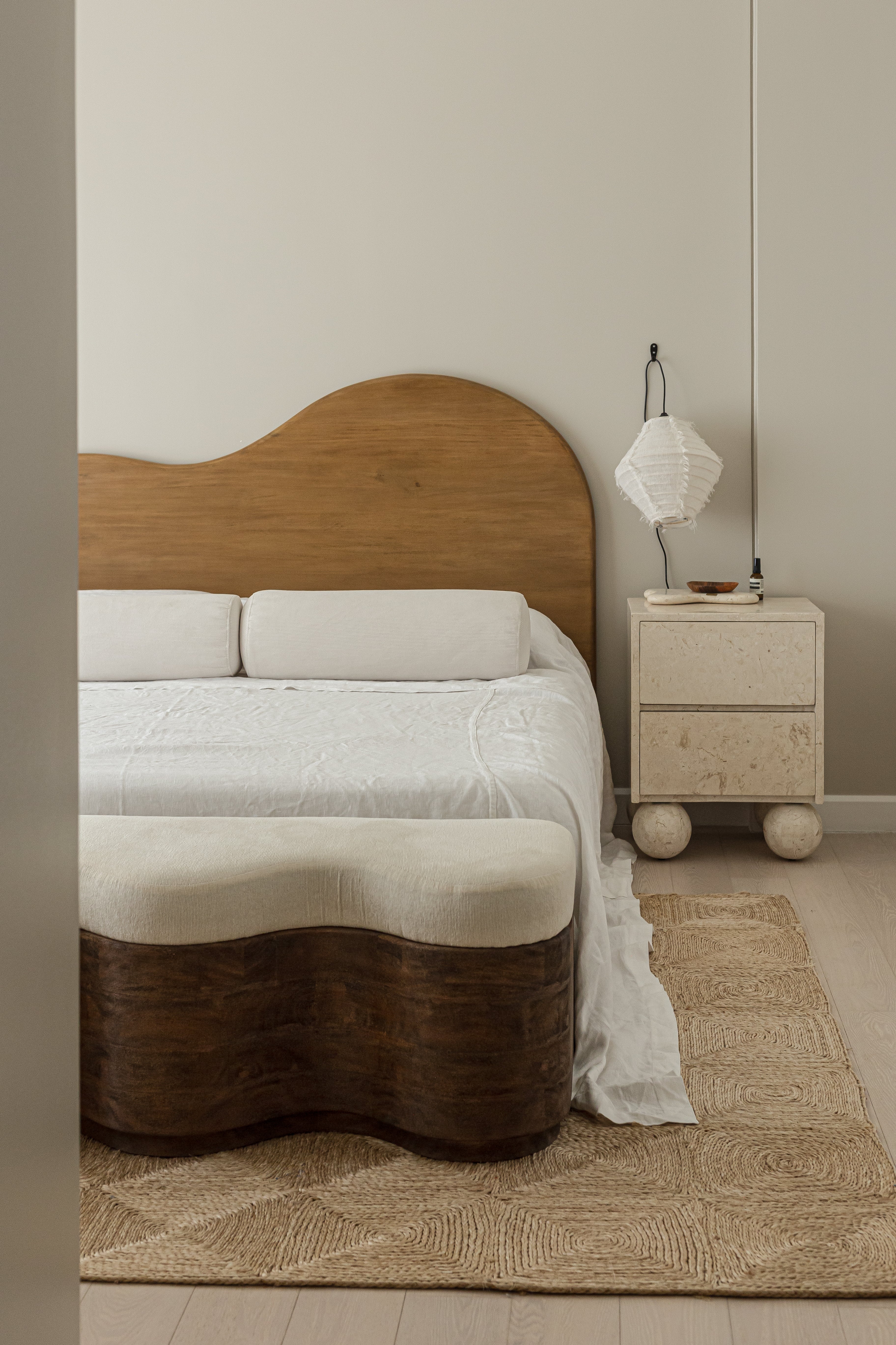 TRIANA BENCH KING, ESPRESSO ~ EN GOLD