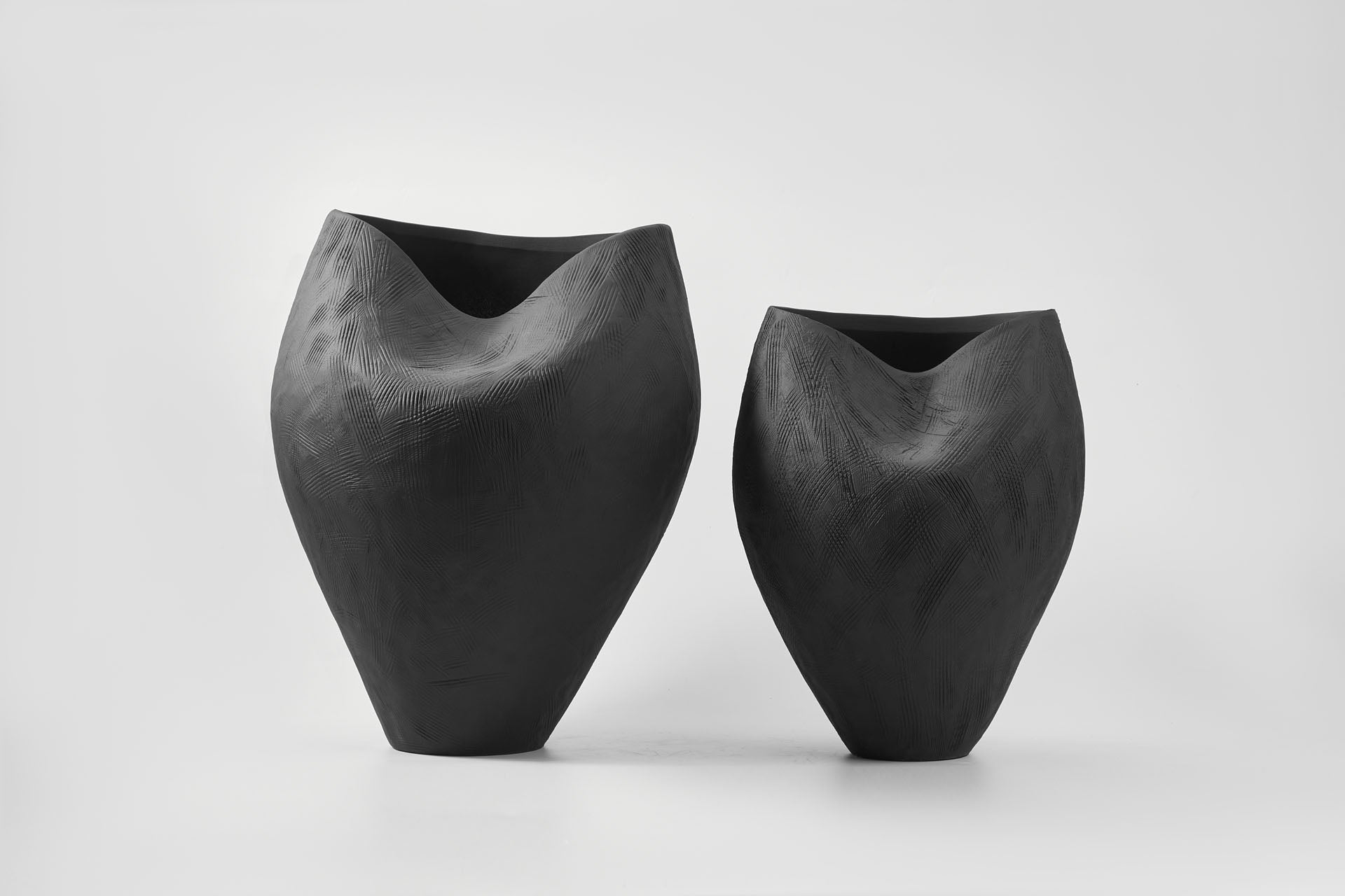 MOULE VASE EBONY ~ MEDIUM