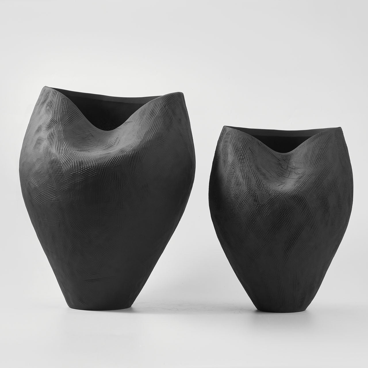 MOULE VASE EBONY ~ MEDIUM