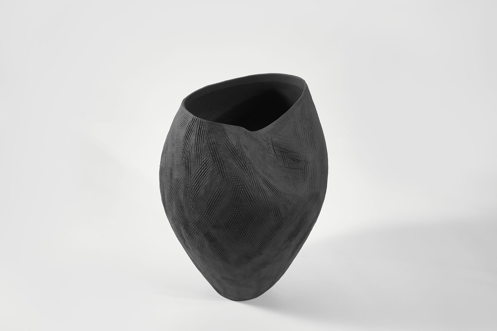 MOULE VASE EBONY ~ MEDIUM