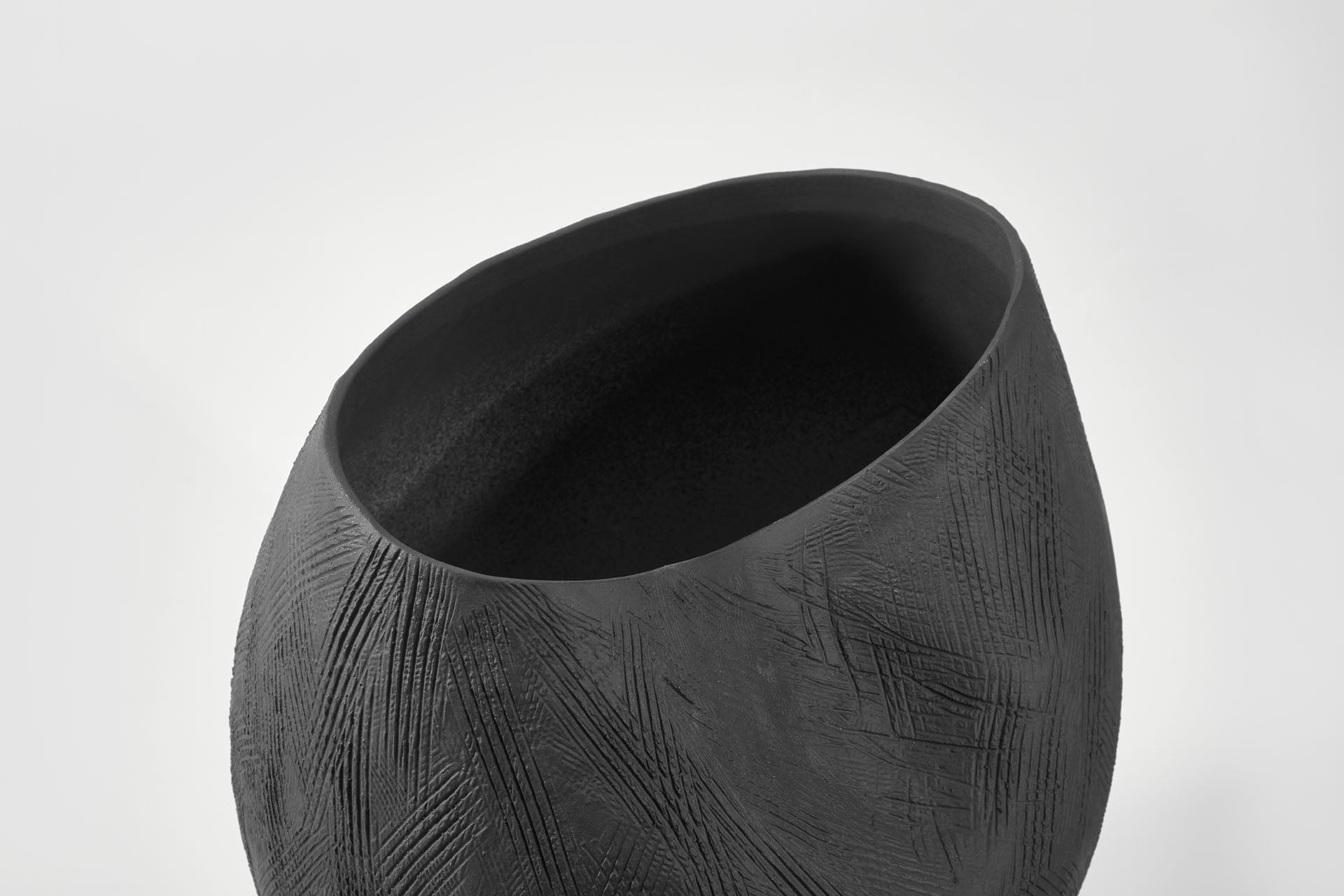 MOULE VASE EBONY ~ MEDIUM