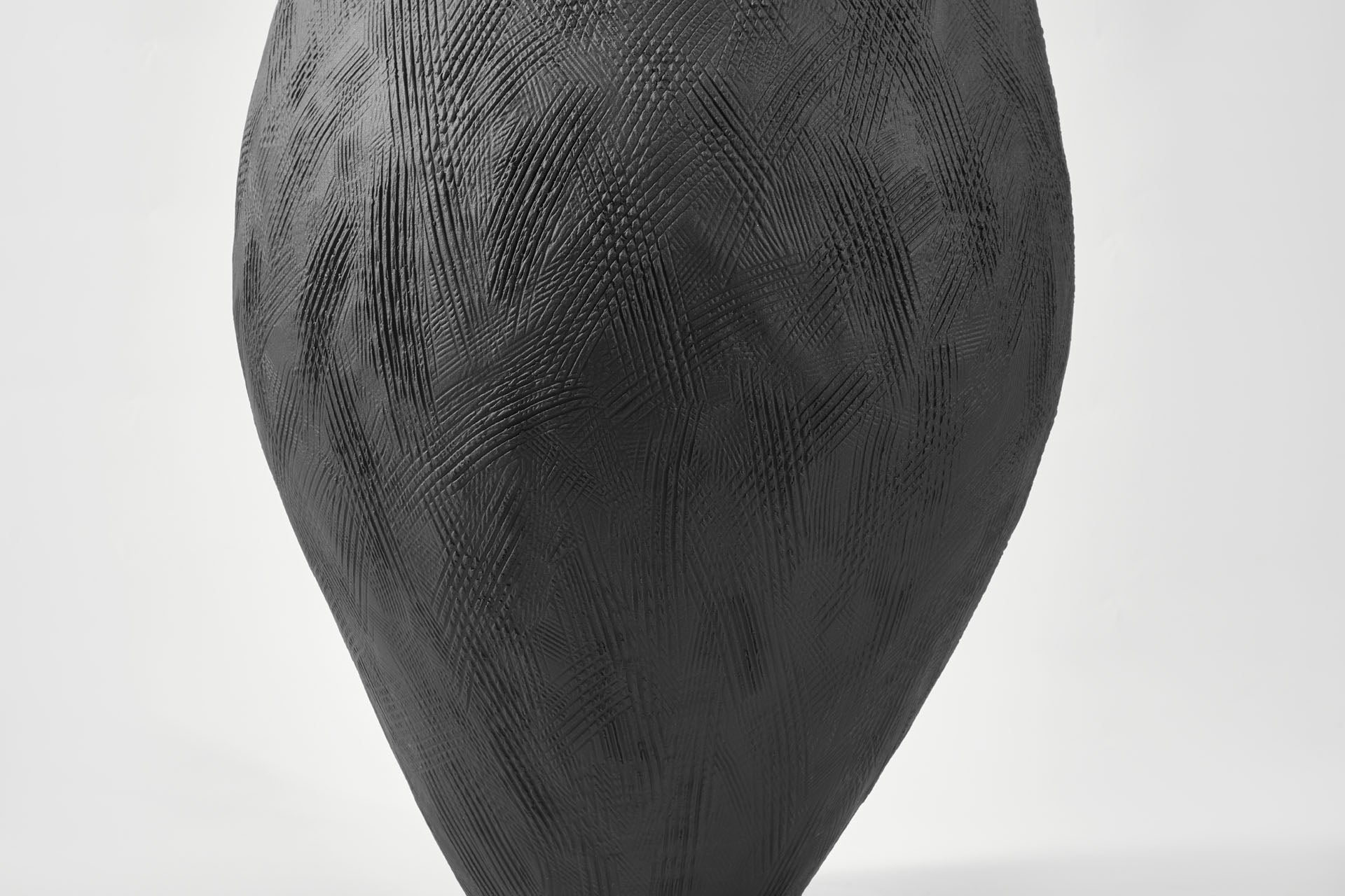 MOULE VASE EBONY ~ MEDIUM