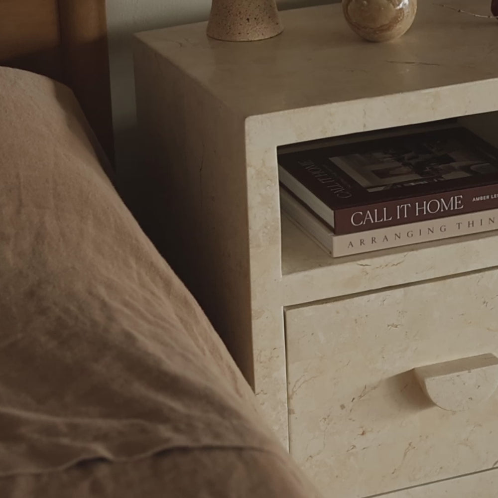 SABLE SIDE TABLE | NATURAL WHITE STONE ~ EN GOLD