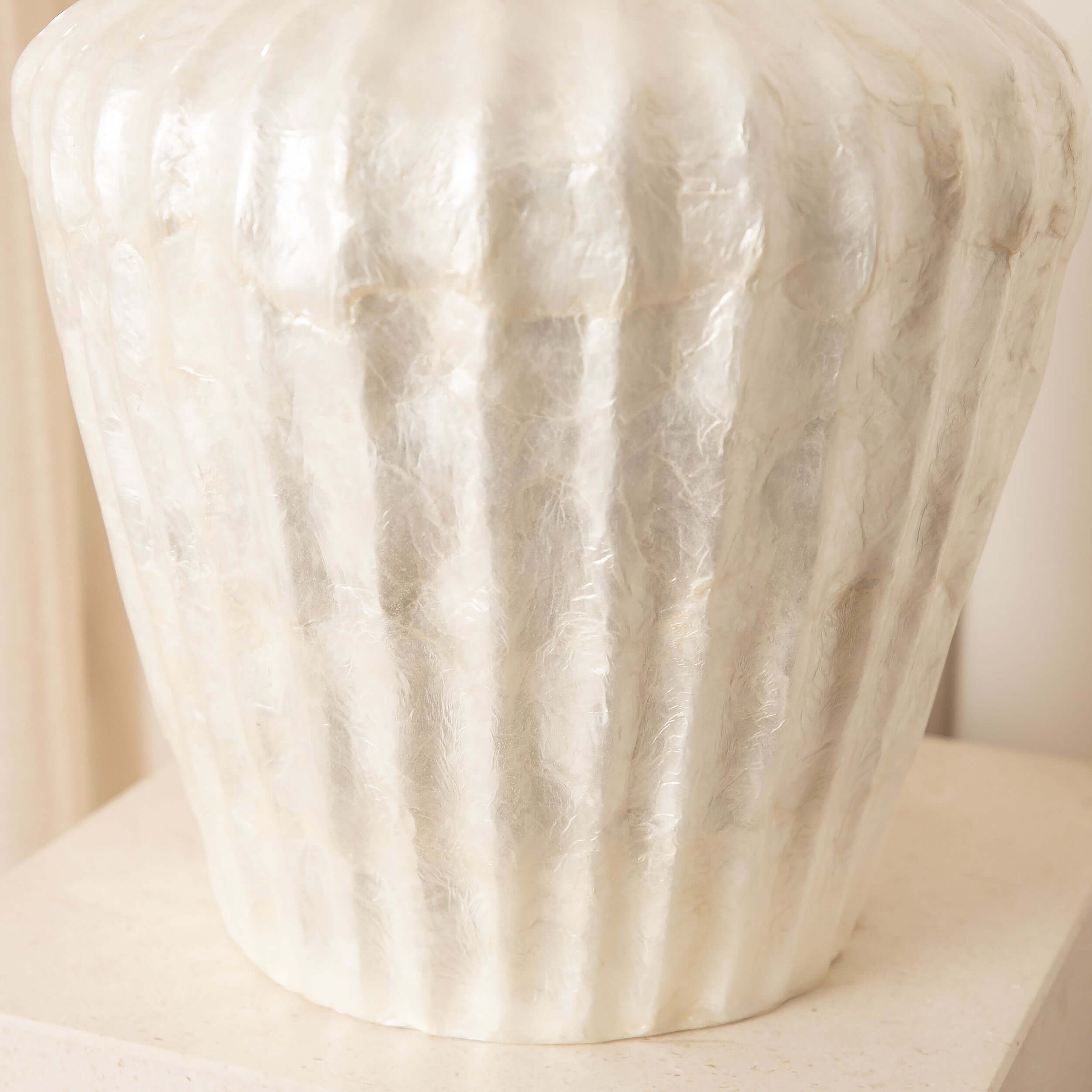 ROMAN PILLAR VASE SHORT ~ EN GOLD ~ CAPIZ