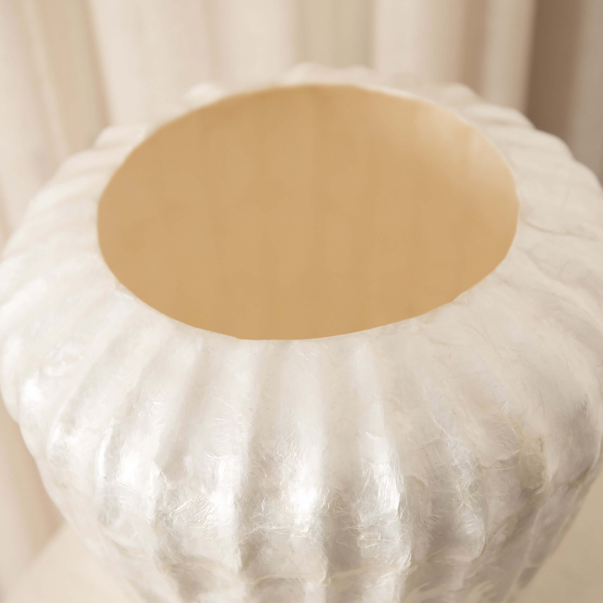 ROMAN PILLAR VASE SHORT ~ EN GOLD ~ CAPIZ