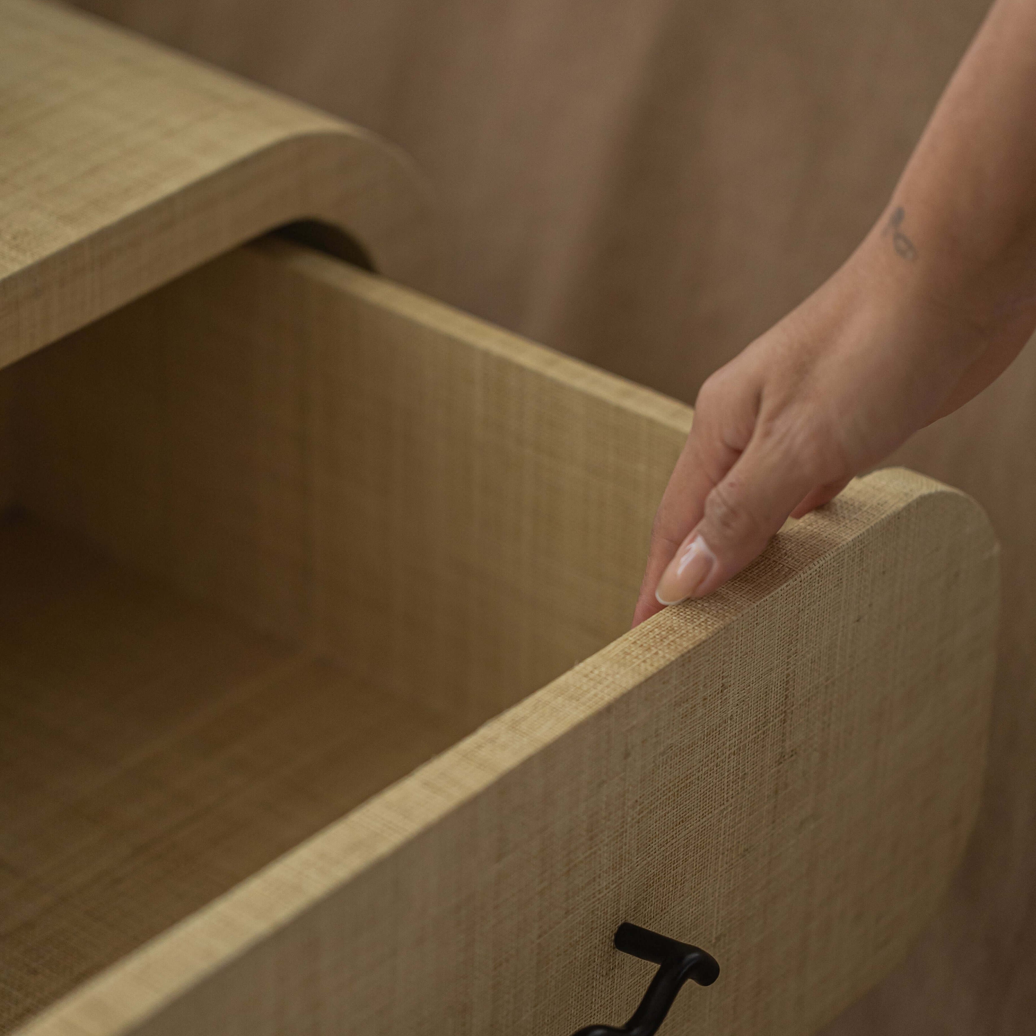 BRUNO CHEST OF DRAWERS, RAFFIA ~ EN GOLD